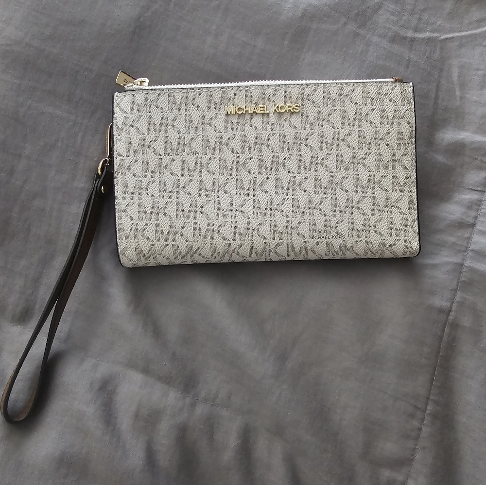 Micharl Kors Adele Logo Smartphone Wallet